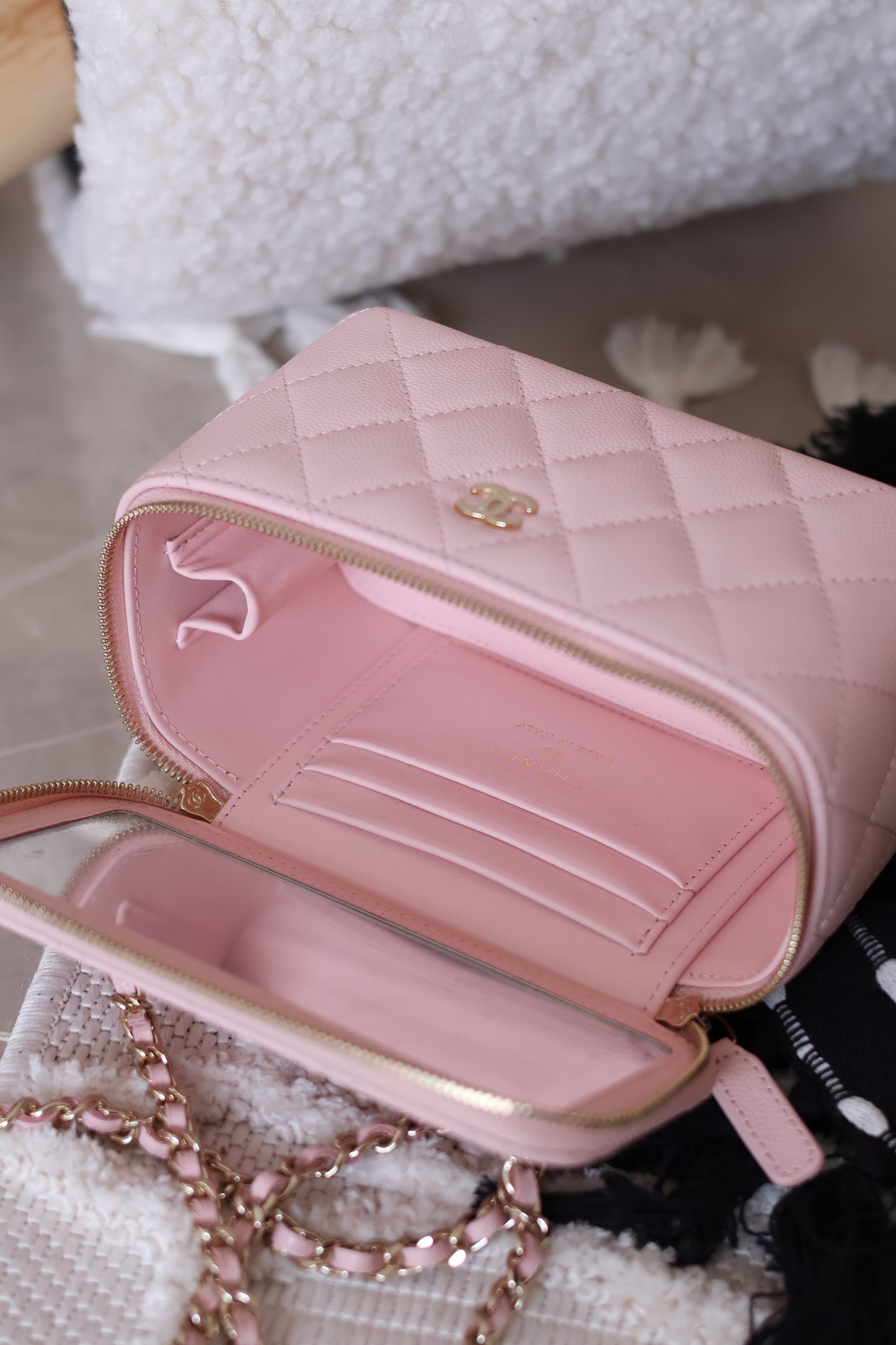 Classic Long Vanity With Chain Grained Calfskin