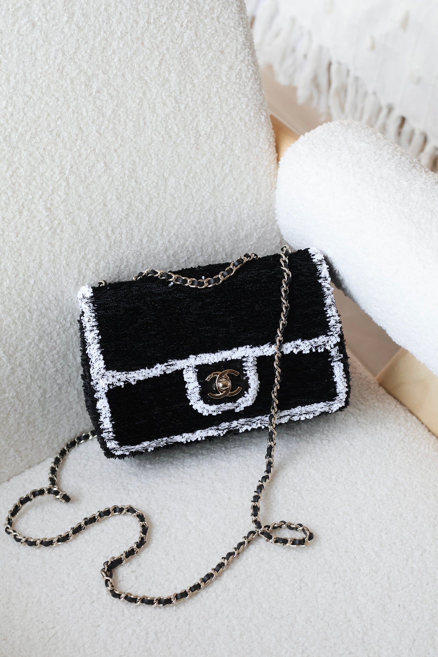 Flap bag, Sequins & gold-tone metal, black & white